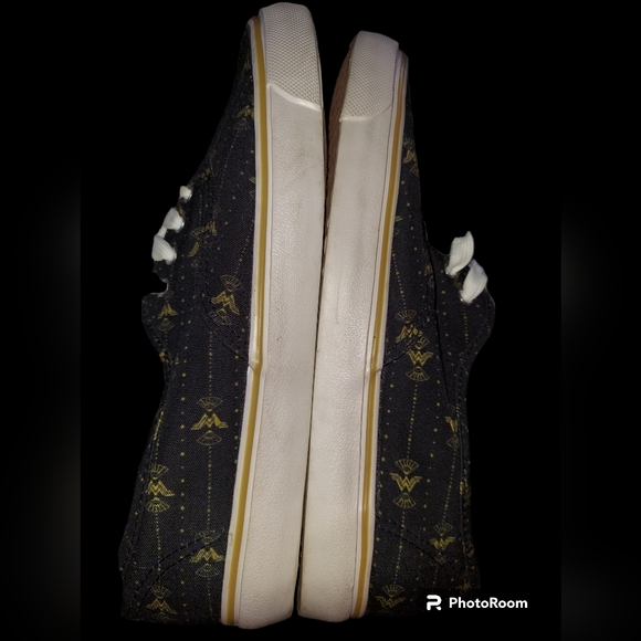 Bioworld Wonder Woman Black Canvas Sneakers Women's Size  10 1/2 - Picture 8 of 11